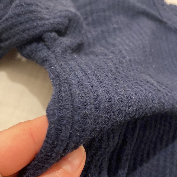 Hollister long sleeve - Picture 3 of 3